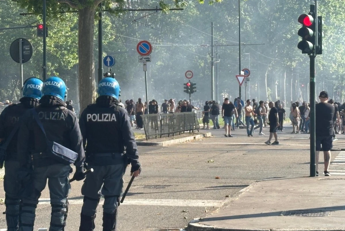 4 minuti faLa polizia ha arrestato otto tifosi della Juventus per gli scontri di domenica prima del derby di Torino