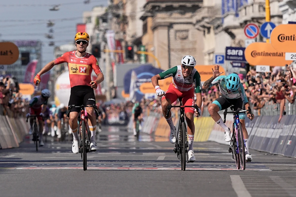 4 minuti faIl Giro d’Italia, Milano, le buche e le motoLa tappa di domenica ha avuto un finale avvincente, ma anche un paio di polemiche