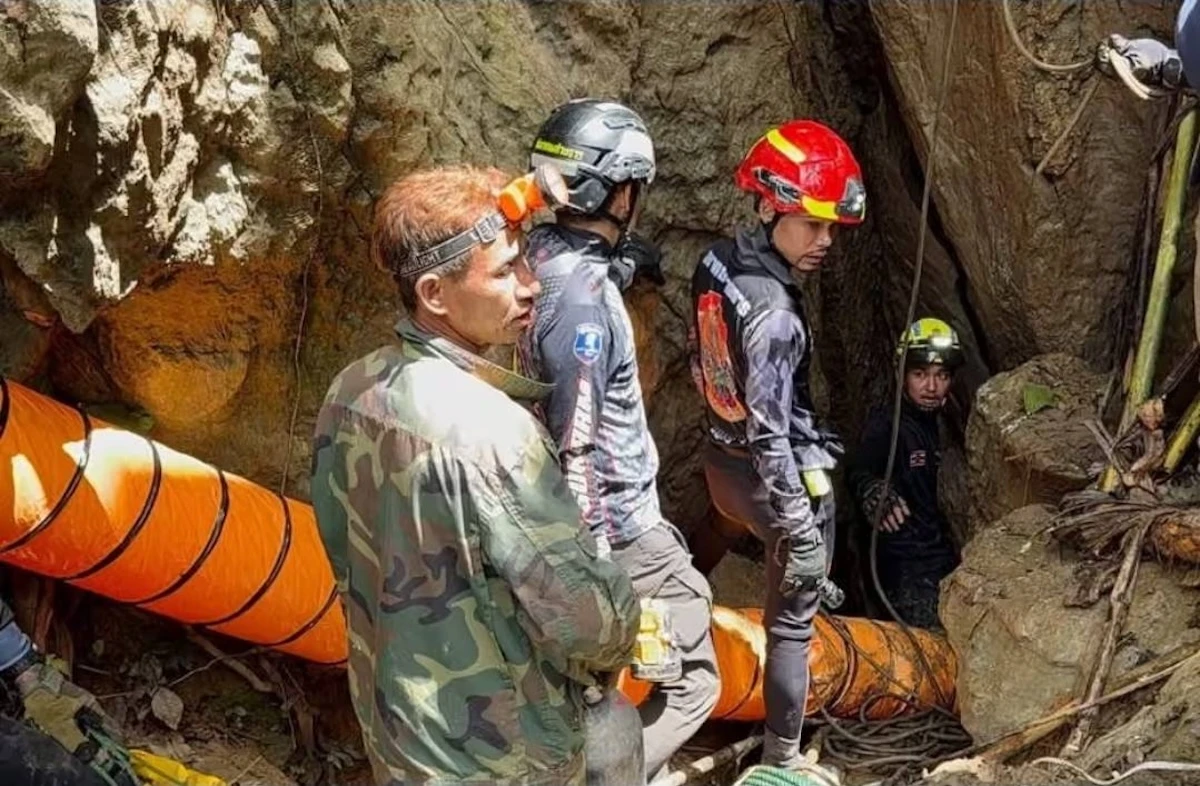 2 minuti faIn Laos c’è una grande operazione per soccorrere sette persone bloccate in una grotta da quasi una settimana