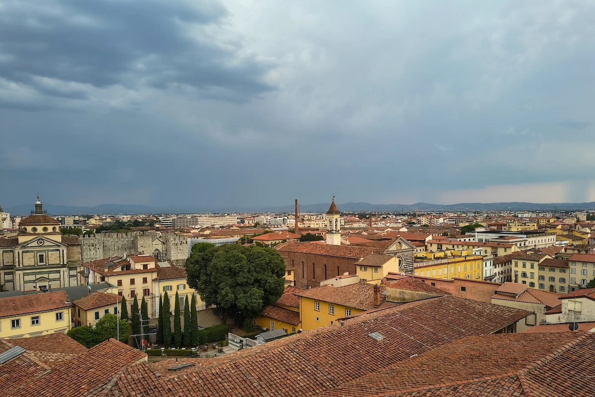 3 minuti faCapire gli enormi problemi di PratoLa mafia cinese, il comune commissariato, la crisi del distretto tessile più grande d'Europa e un carcere disastrato: negli ultimi mesi sembra che stia succedendo tutto lì