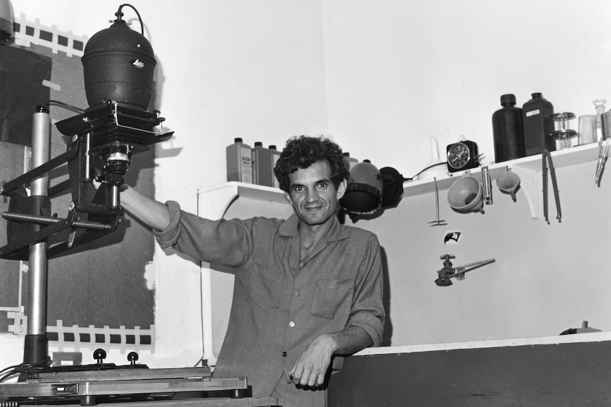 1 minuto faRodrigo Moya fotografò i vent’anni più turbolenti dell’America LatinaRitrasse guerriglieri e lotte politiche, oltre che un melanconico “Che” Guevara e García Márquez con un occhio pesto