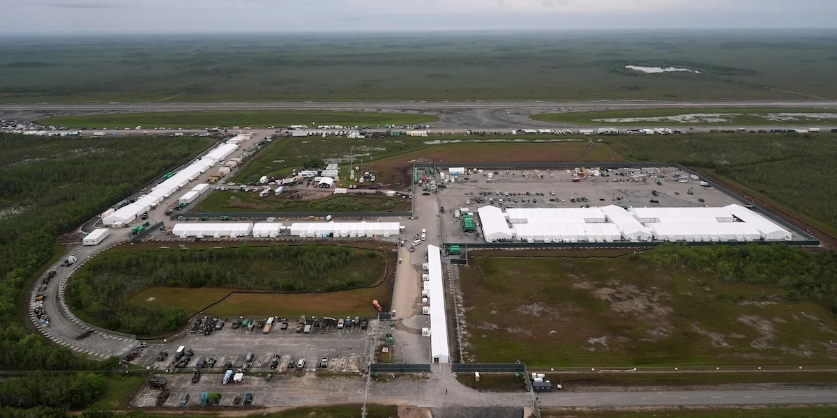 3 minuti faUna giudice ha ordinato la chiusura di “Alligator Alcatraz”Ossia il carcere per immigrati regolari costruito dall'amministrazione Trump in mezzo a una palude, in Florida: lo stato ha già detto che farà ricorso