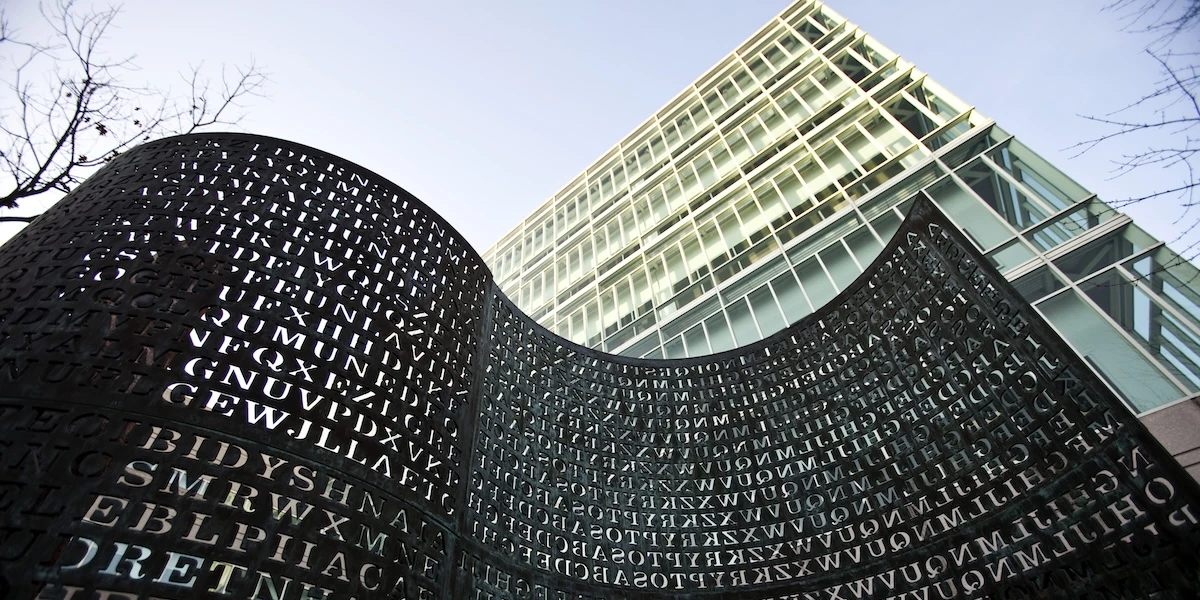 3 minuti faL’enigma irrisolto nel cortile della CIALa scultura “Kryptos” nasconde un messaggio cifrato senza soluzione da trent'anni, e il suo autore è stufo