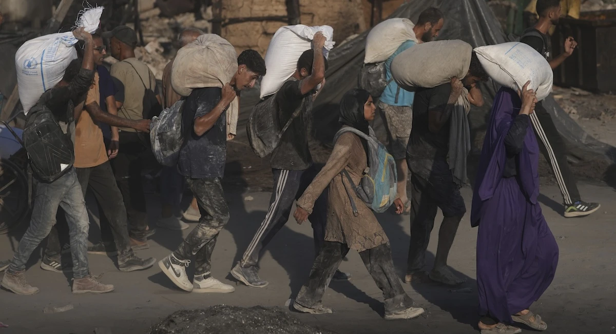 3 minuti faC’è stato un minuscolo lancio aereo di cibo sulla Striscia di GazaIsraele ha annunciato la sospensione dei bombardamenti e l’apertura di accessi per i rifornimenti via terra, ma la situazione per la popolazione resta gravissima