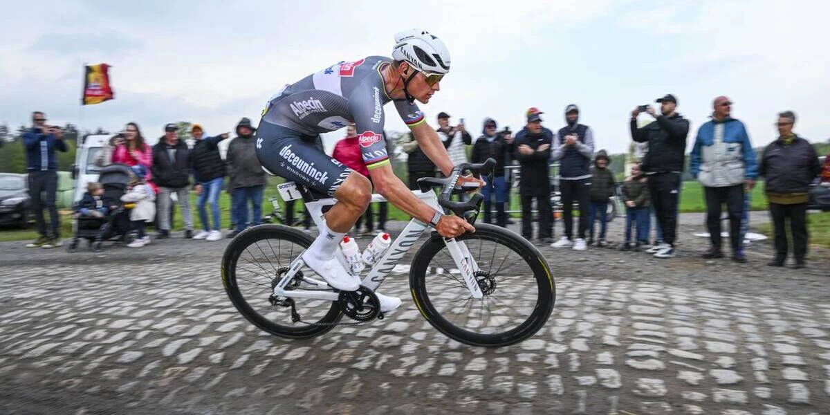 Mathieu van der Poel ha vinto la Parigi-RoubaixPer la terza volta consecutiva, dopo un'altra sfida con Tadej Pogačar, che è caduto a 35 chilometri dalla fine ed è arrivato secondo