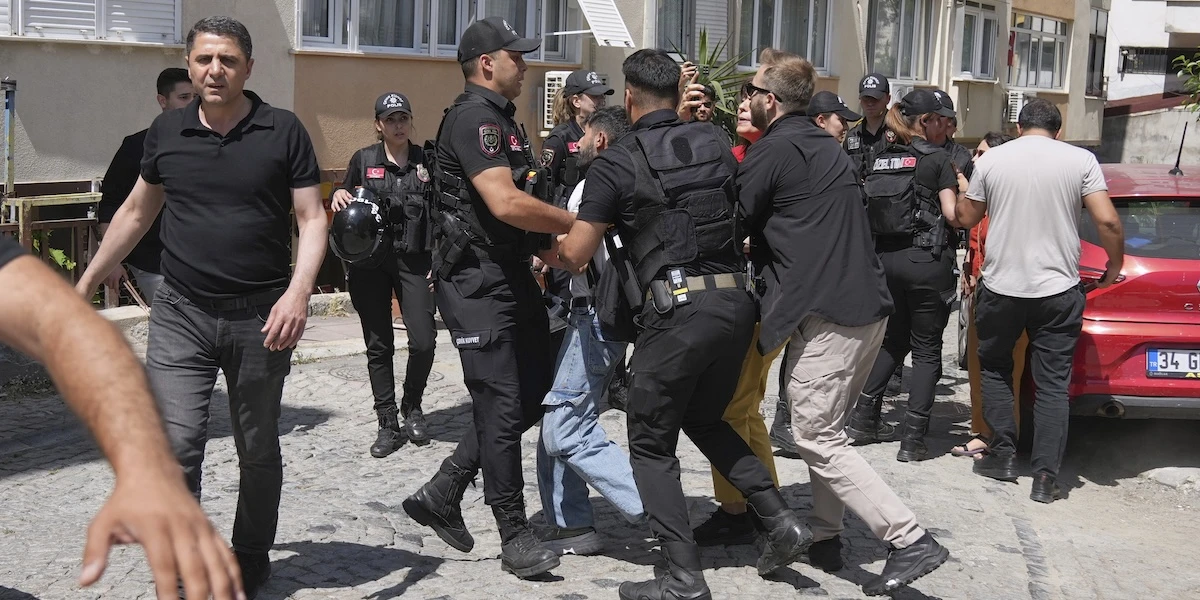 Almeno trenta persone sono state arrestate a Istanbul per aver provato a partecipare al Pride, vietato dalle autorità locali