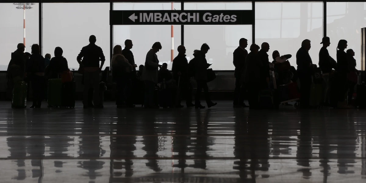 Cos’è successo sabato sera ai voli in Nord ItaliaUn problema ai radar a Milano ha causato disagi a migliaia di persone: non è ancora chiaro cosa sia successo