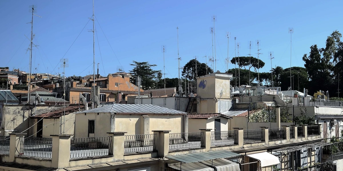 Il piano di Roma per diminuire il numero di antenne sui tettiSecondo una vecchia stima solo quelle per la TV potrebbero essere più di un milione, per la metà inutilizzate