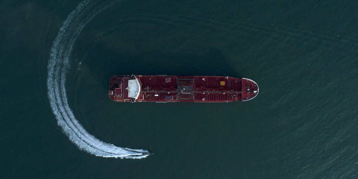 L’importante stretto commerciale che l’Iran minaccia chiudereQuello di Hormuz, nel mar Arabico: è centrale per i commerci di petrolio e gas naturale, l'Iran ne controlla una parte e l'ha già usato per fare pressioni su vari paesi