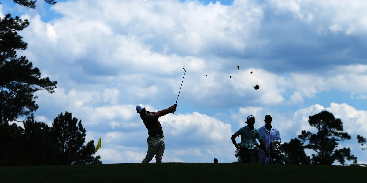 Il patinatissimo e controverso club di golf più esclusivo al mondoIl Masters di Augusta, negli Stati Uniti, si gioca in un posto che per anni ha escluso donne e afroamericani, e dove sembra tutto un po' finto