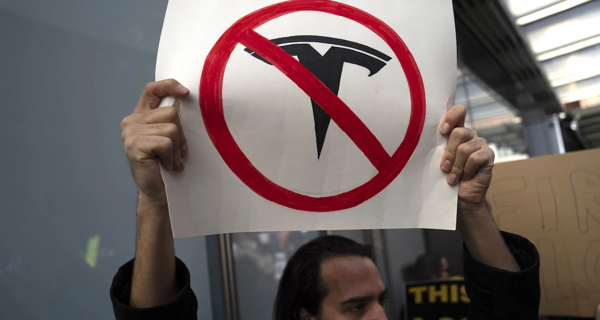 La svolta politica di Musk sta facendo male a TeslaLe vendite dell'azienda sono in calo e il titolo in borsa ha avuto due mesi terribili, man mano che Musk si è avvicinato a Donald Trump