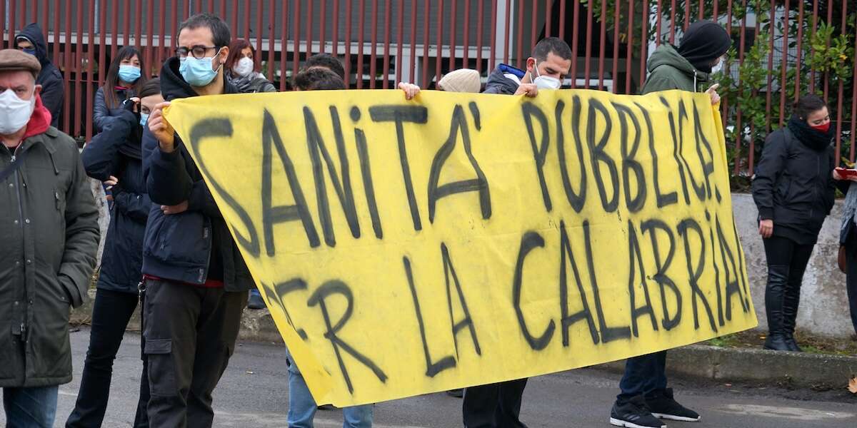 Perché la sanità calabrese è messa così maleIl governo ha dichiarato lo stato di emergenza per il sistema ospedaliero della regione, che è il peggiore d'Italia