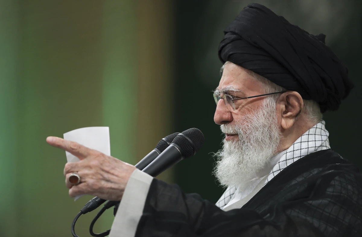 Perché l’Iran e gli Stati Uniti sono tornati a parlarsiIl fatto che si stia negoziando sul nucleare iraniano è per certi versi sorprendente, anche se a guardarci bene è comprensibile