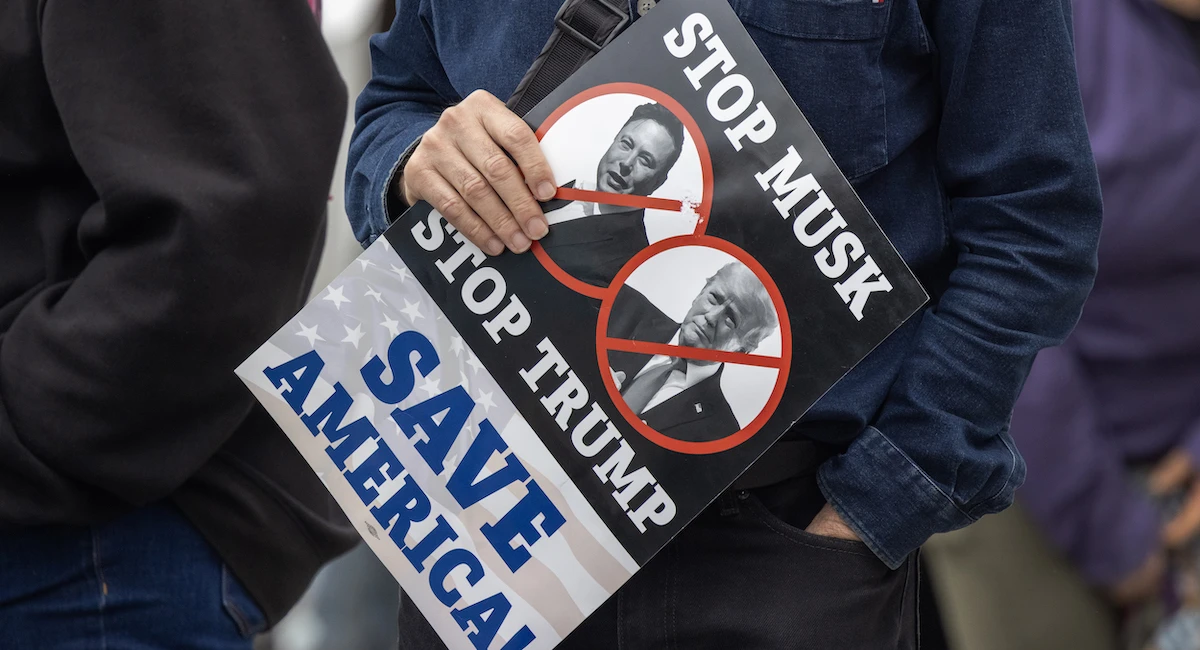 Trump e Musk possono farsi molto maleAndare oltre al litigio online potrebbe finire per coinvolgere Tesla, i contratti a SpaceX ma anche la legge sul budget in discussione al Senato