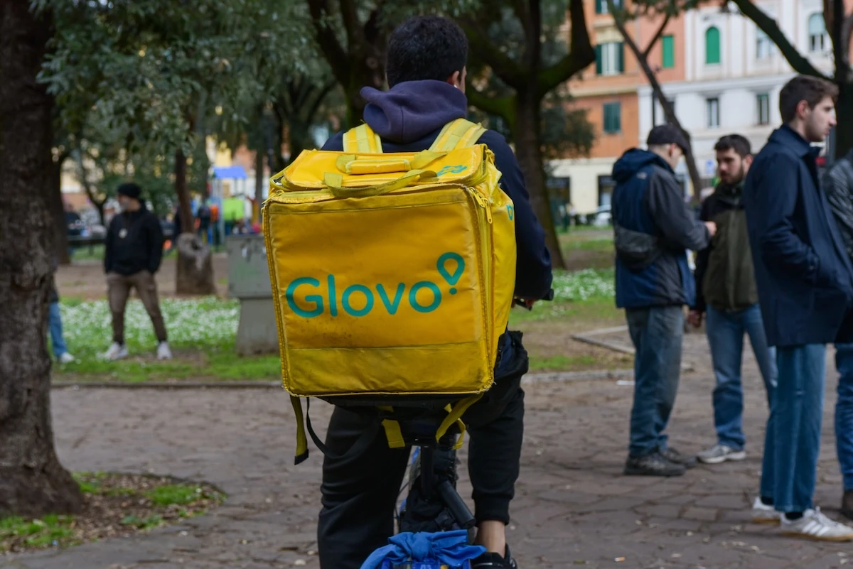 4 minuti faIl piano di Glovo per evitare lo sfruttamento dei suoi riderPer uscire dal controllo giudiziario ha proposto al tribunale di Milano di pagarli di più e agevolare la stipula di un contratto collettivo