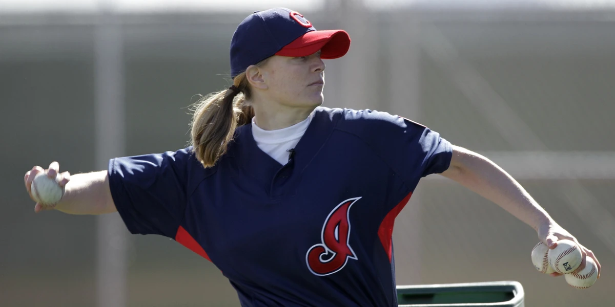 L’esclusione delle donne dal baseball negli Stati UnitiNon possono quasi mai giocarci e vengono fortemente indirizzate verso il softball, senza alcuna ragione logica o pratica