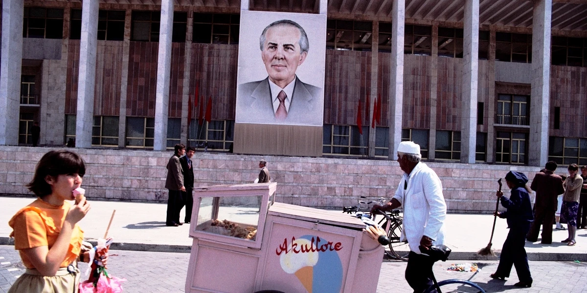 Enver Hoxha guidò l’ultimo paese stalinista d’EuropaPer decenni fu il capo isolazionista e paranoico del regime albanese, uno dei più oppressivi della storia: morì 40 anni fa