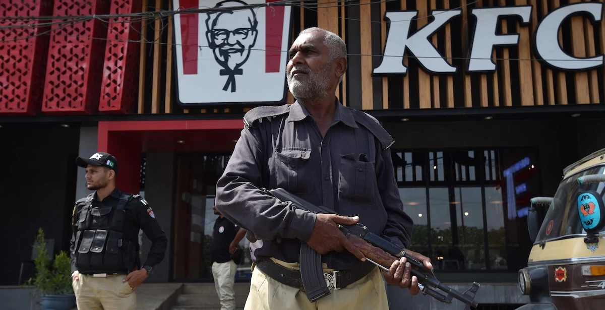 Gli attacchi ai ristoranti KFC in PakistanSono state arrestate 178 persone e in diverse città ora sono presidiati dalla polizia: c'entra la guerra a Gaza