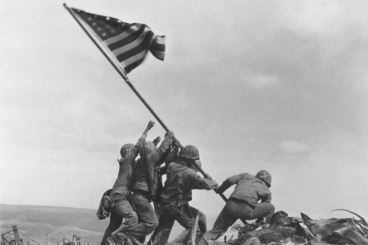 La tortuosa storia della foto di Iwo Jima, 80 anni faFu scattata nel 1945 e divenne famosissima, ma prima ci furono dubbi sulla sua autenticità, poi una ricerca decennale sui soldati ritratti