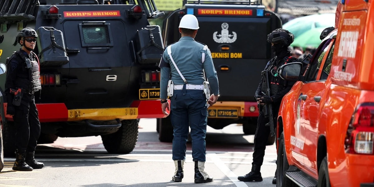 4 minuti faC’è stata un’esplosione nella moschea di una scuola a Giacarta54 persone sono ferite e le informazioni certe sono ancora poche: la polizia sta indagando per terrorismo