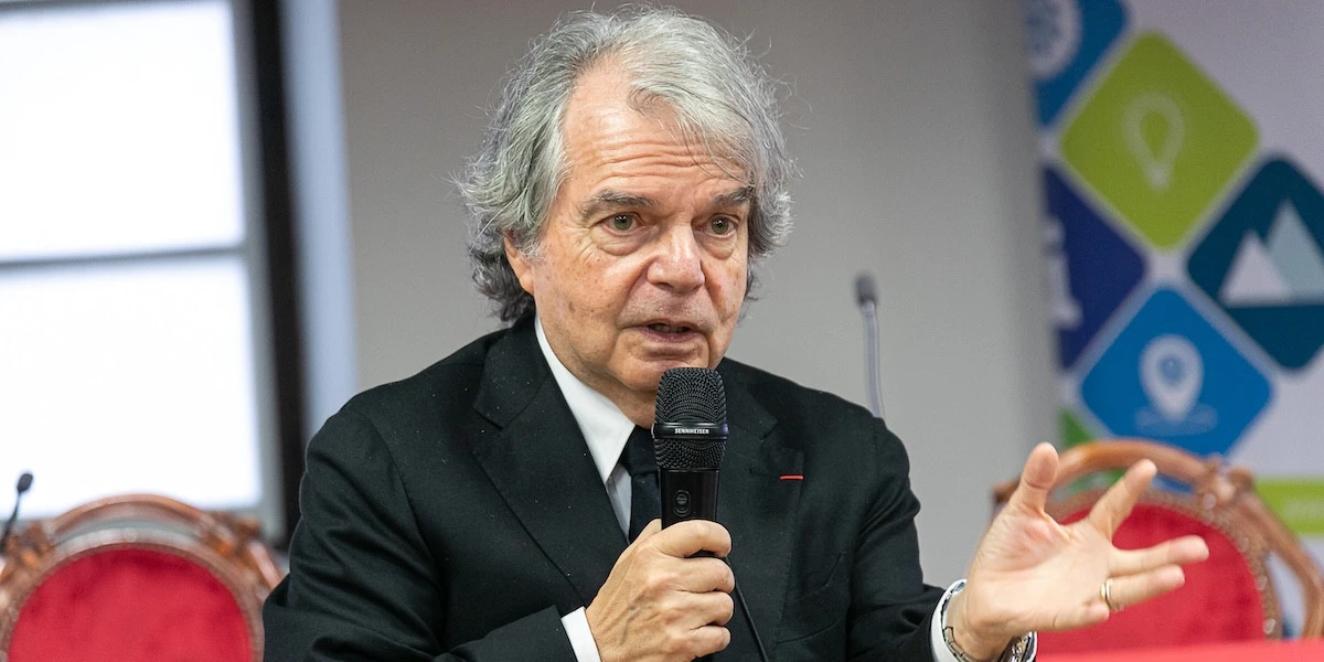 2 minuti faIl presidente del CNEL Renato Brunetta ha revocato l’aumento di stipendio che si era conferito, dopo le proteste del governo