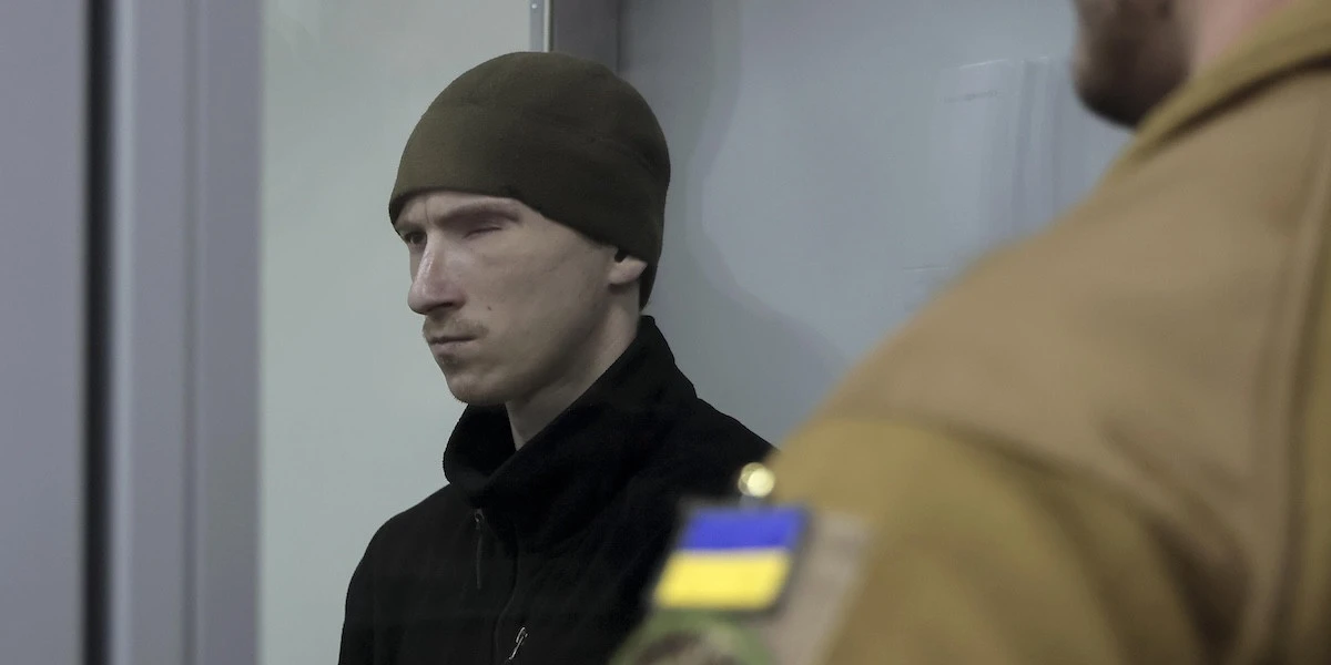 5 minuti faLa prima condanna a un soldato russo per l’esecuzione di un prigioniero di guerra in UcrainaÈ un reato frequente e ampiamente documentato, ma difficile da perseguire