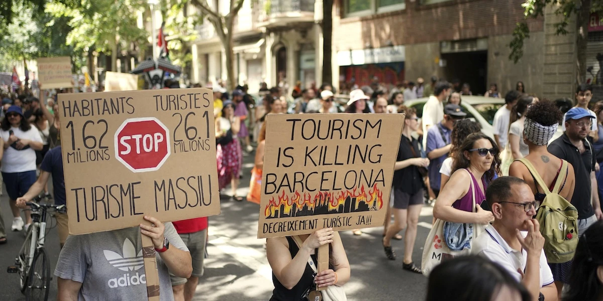 Le città spagnole contro il turismo di massaCi sono state proteste a Granada, San Sebastián, Palma di Maiorca e soprattutto a Barcellona, dove tutti chiedono le stesse cose