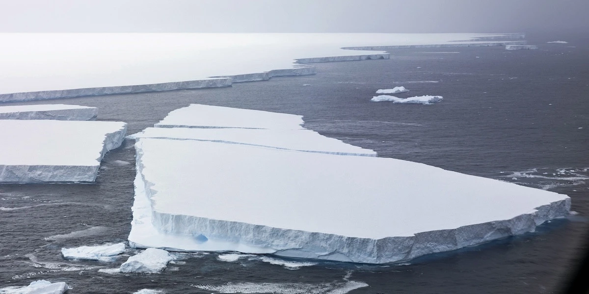 1 minuto faLa fine di uno degli iceberg più grossi e vecchi del mondoA-23A si staccò dall'Antartide nel 1986, ha tuttora una superficie pari a quella della provincia di Cremona ma a breve non esisterà più