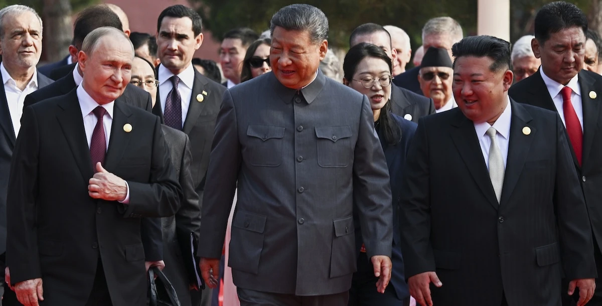 2 minuti faLe foto della gigantesca parata in CinaCon Xi Jinping, Vladimir Putin, Kim Jong Un e vari altri leader stranieri, per celebrare l'80esimo anniversario della fine della Seconda guerra mondiale
