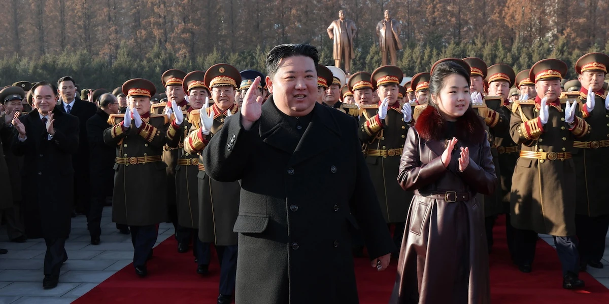 1 minuto faCosa si sa di Kim Ju Ae, probabile erede di Kim Jong UnÈ l’unica figlia del dittatore nordcoreano di cui il regime abbia confermato l’esistenza: si è vista alla parata militare a Pechino