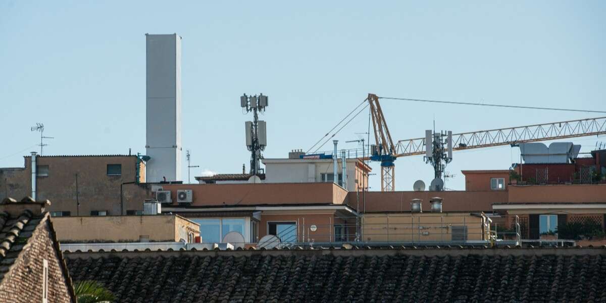 Ai residenti del quartiere del Colosseo non piace questa torretta biancaÈ alta dieci metri, serve a coprire un'antenna e la sua costruzione è stata approvata grazie al silenzio assenso