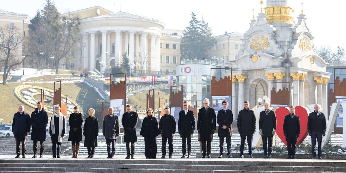 L’Europa che appoggia l’Ucraina dopo tre anni di guerra, in fotoDiversi leader europei sono a Kiev per sostenere il presidente ucraino Zelensky, in un momento assai complicato nelle relazioni con gli Stati Uniti di Trump