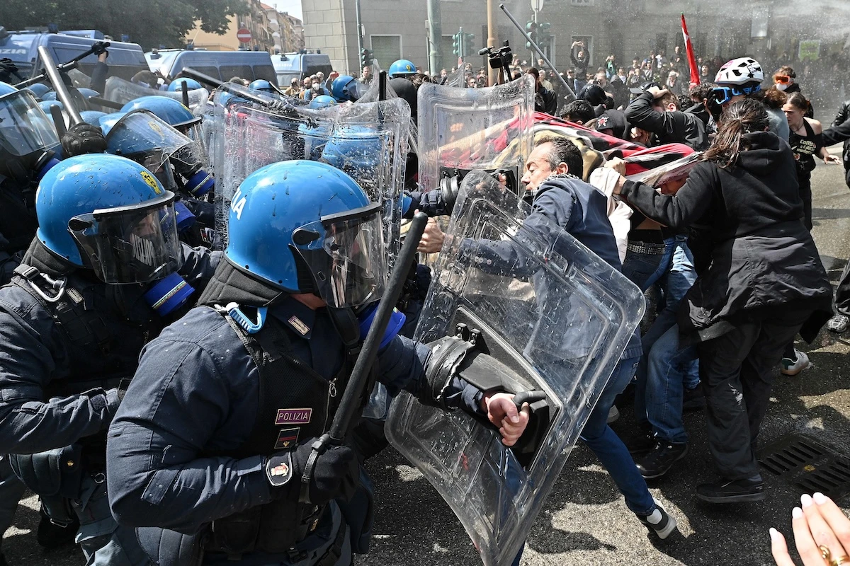 3 minuti faAl corteo del primo maggio di Torino ci sono stati scontri tra manifestanti e forze dell’ordine davanti all’Askatasuna