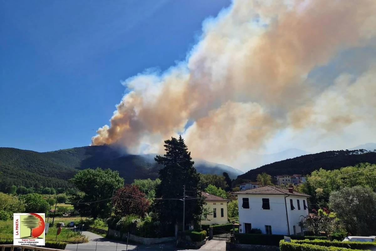 pochi secondi faDa tre giorni c’è un grosso incendio sul monte Faeta, tra Lucca e PisaHa bruciato 800 ettari, e circa 3.500 persone sono state evacuate: le operazioni di spegnimento sono ancora in corso 