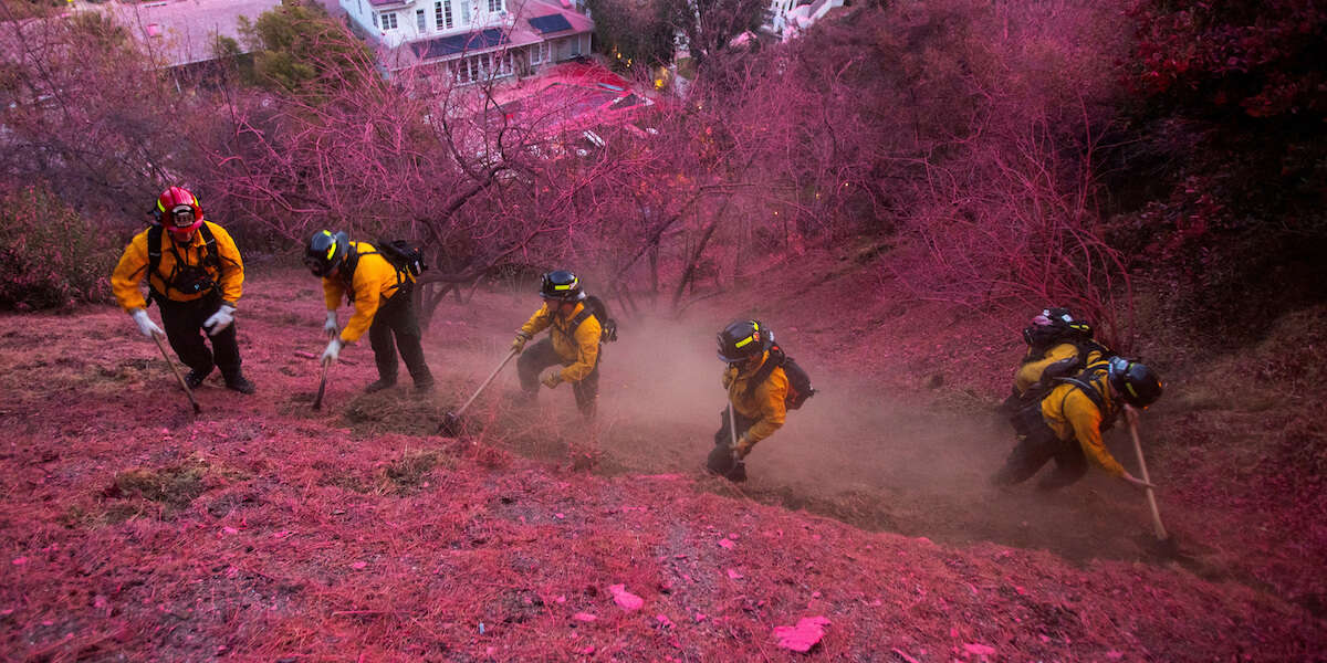 Los Angeles è coperta da una polvere rosaÈ il ritardante di fiamma più usato al mondo nelle operazioni anti incendio, e ha quel colore per un motivo