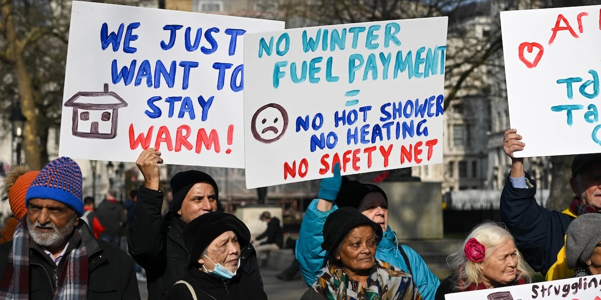 Il governo britannico rivedrà la sua impopolare decisione di ridurre i sussidi per aiutare i pensionati a pagare le bollette invernali