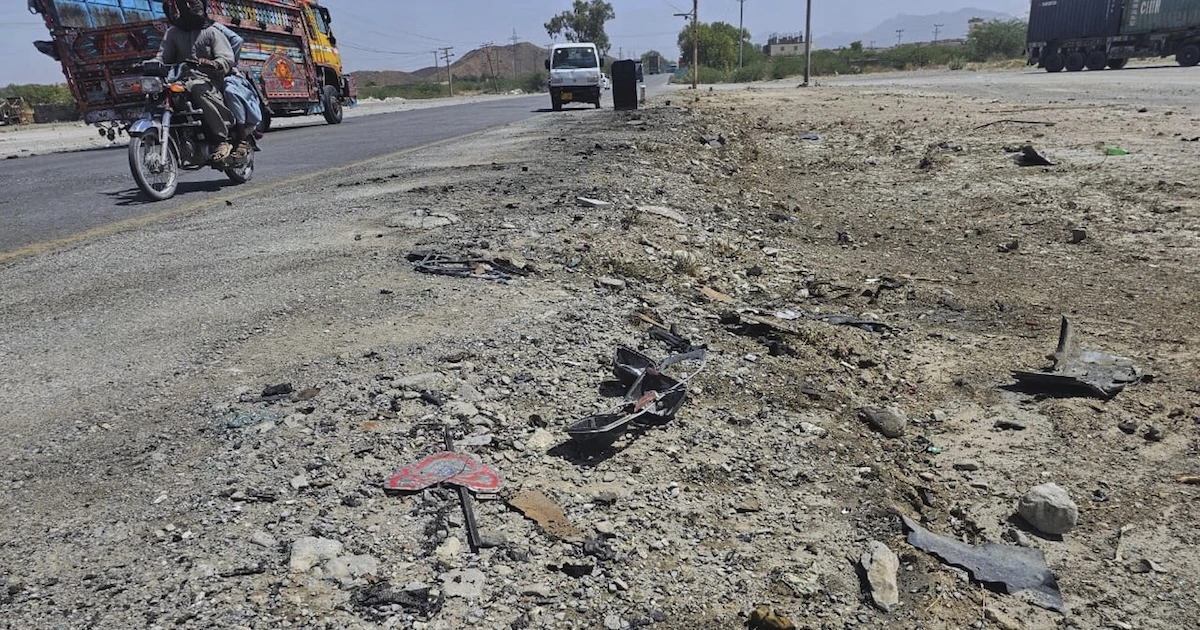 Almeno 6 persone sono state uccise in un attentato contro uno scuolabus nel sud-ovest del Pakistan