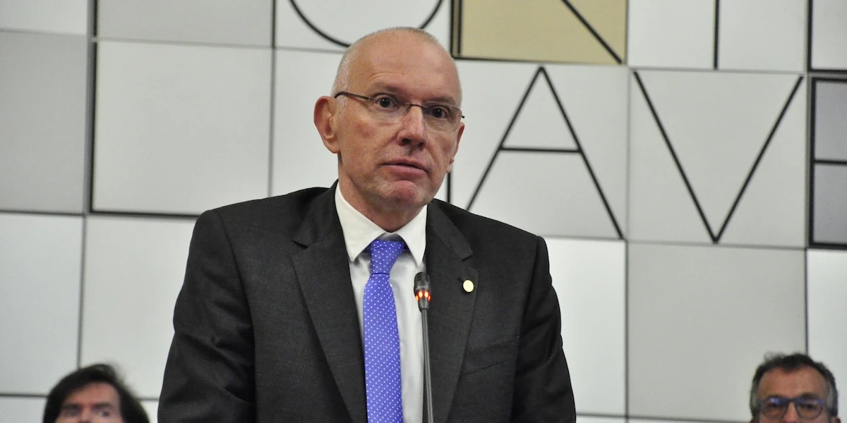 pochi secondi faRenzo Testolin dell’Union Valdôtaine è di nuovo presidente della Valle d’Aosta