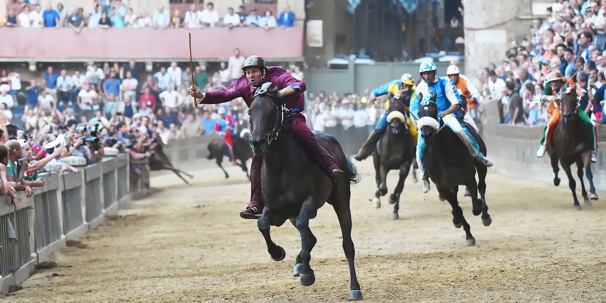 pochi secondi faIl Palio di Siena che fece da precedenteNel 1991 la “mossa” fu talmente complicata che venne rinviata al giorno dopo, e da quella volta il regolamento cambiò