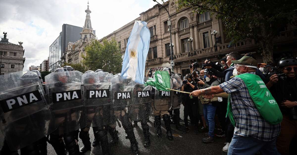 A Buenos Aires ci sono stati scontri tra polizia e manifestantiAl consueto corteo contro i tagli voluti da Javier Milei si sono uniti anche tifosi di calcio e attivisti di sinistra: ci sono oltre 30 arresti