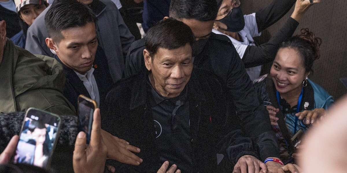 L’ex presidente filippino Rodrigo Duterte è atterrato nei Paesi Bassi, dove sarà processato dalla Corte penale internazionale