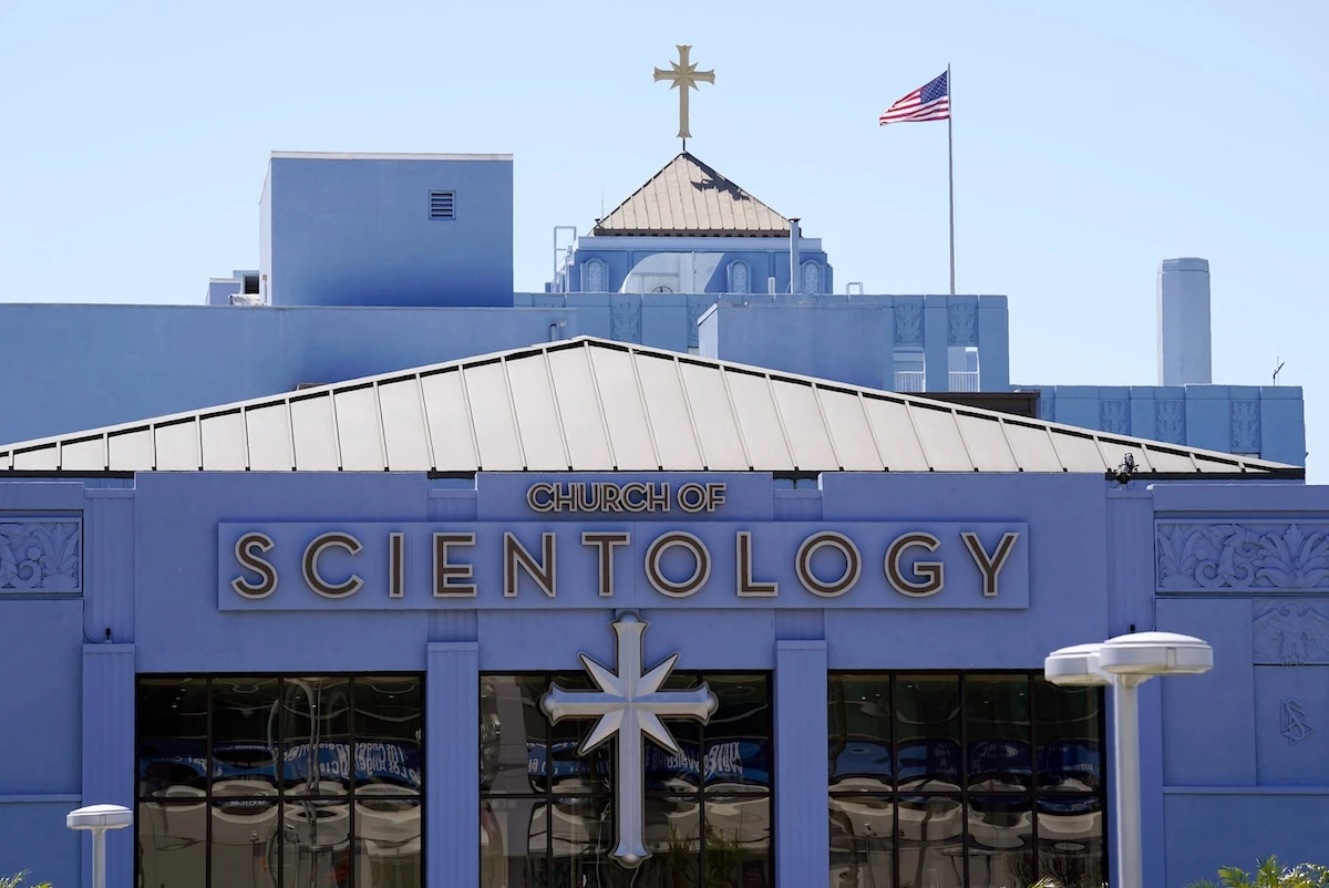 3 minuti faLe irruzioni nelle chiese di Scientology per filmare il più possibileSono avvenute a Los Angeles e in altre città statunitensi, documentate con dei video su TikTok