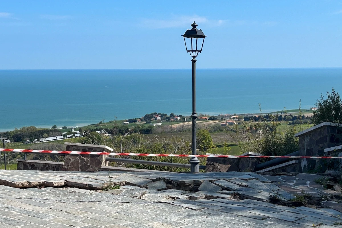 4 minuti faLa frana di Petacciato vista da vicinoSi può osservare bene dal belvedere sulla costa molisana e abruzzese: gli abitanti sono costretti a conviverci da decenni
