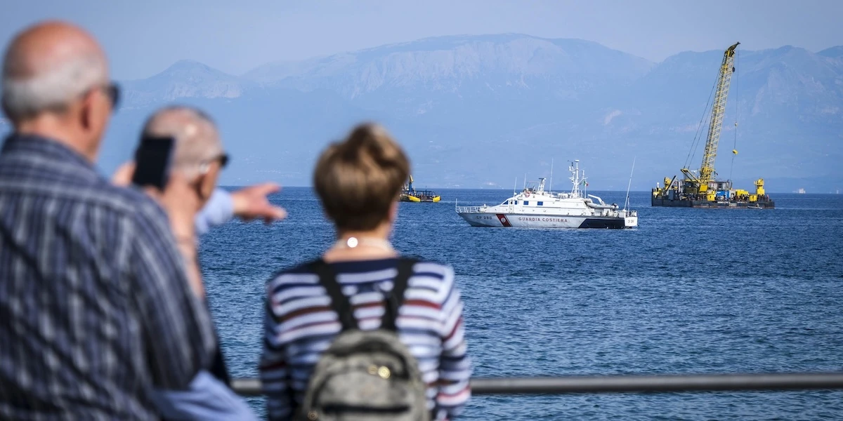 È stato temporaneamente sospeso il recupero della BayesianDopo la morte di un sommozzatore che stava lavorando sul fondale dove la barca a vela affondò: non si sa quando riprenderà