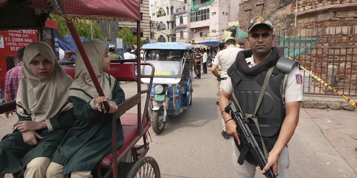 India e Pakistan si sono accordati per un cessate il fuocoÈ immediato ed è stato confermato dai due paesi, dopo quattro giorni di scontri e bombardamenti