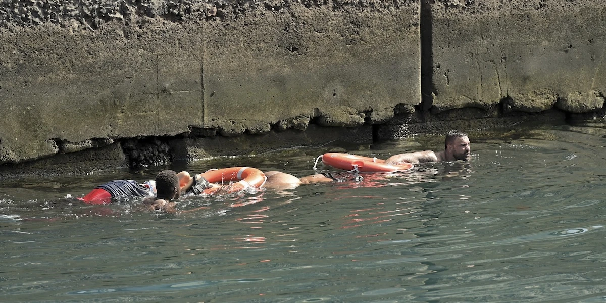 Alle Canarie una barca con a bordo 180 persone migranti si è ribaltata durante le operazioni di soccorso: sette di loro sono morte