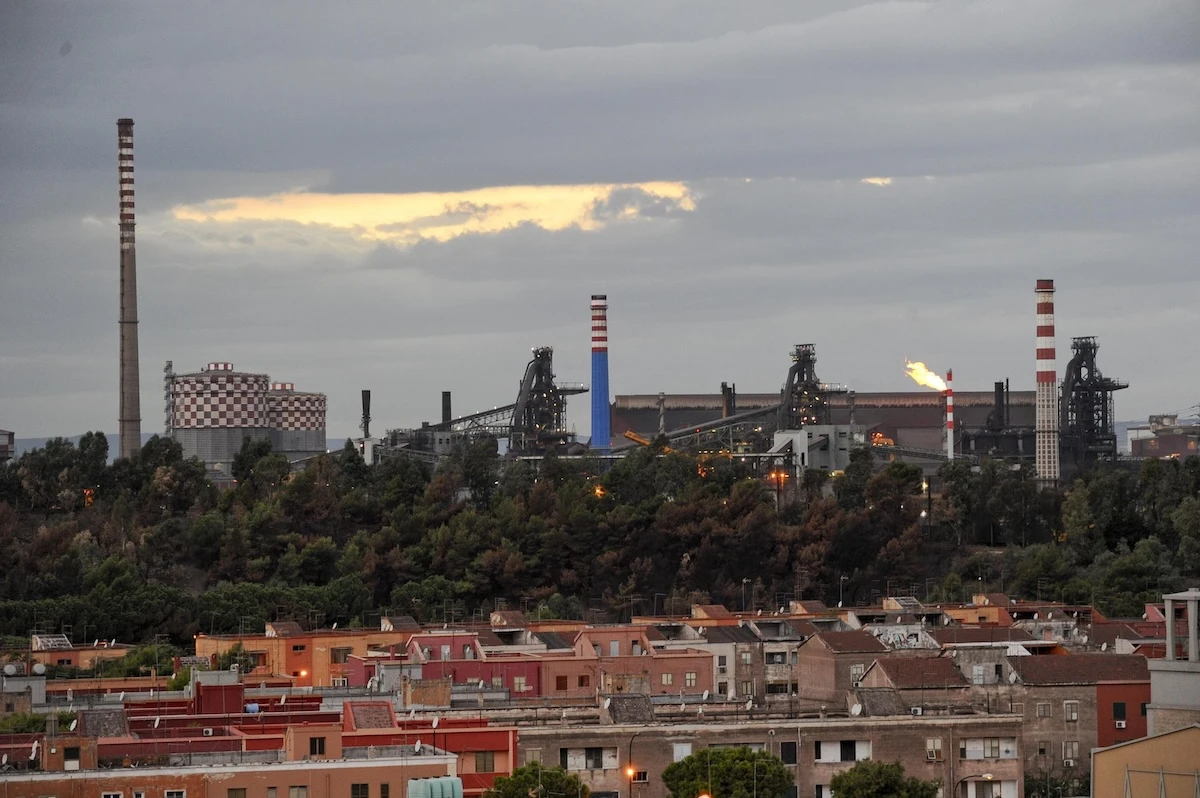 Taranto è ostaggio del suo acciaioLe elezioni comunali decideranno ben poco del suo futuro, che dipende ancora dall'ex ILVA: per la prima volta da decenni però la città ha una grande occasione
