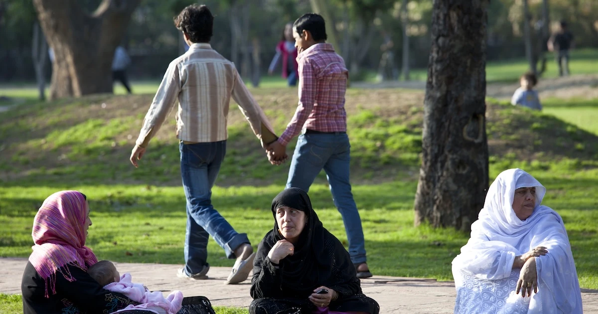 In India è normale tenersi per mano tra uomini eterosessualiÈ un gesto di amicizia e non ha connotazioni romantiche, che invece potrebbero rappresentare un problema