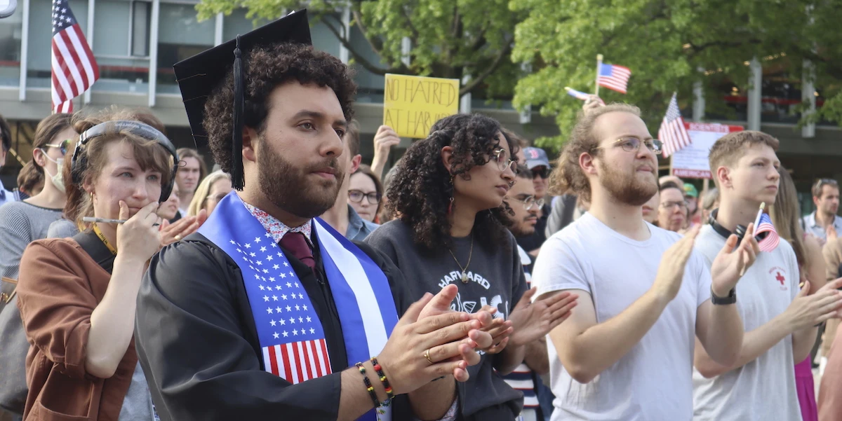 Trump ha sospeso la richiesta di visti per studenti stranieriÈ una decisione che si inserisce nella più vasta campagna del governo statunitense contro le università del paese
