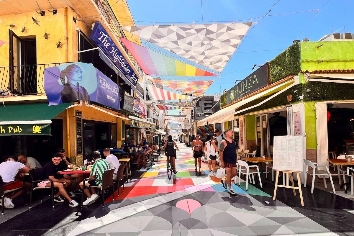 1 minuto faIbiza vuole andare oltre la sua immagine festaiolaIl turismo legato alle discoteche è una delle principali entrate dell'isola, ma genera anche molti problemi: il governo di destra sta provando a trasformarlo